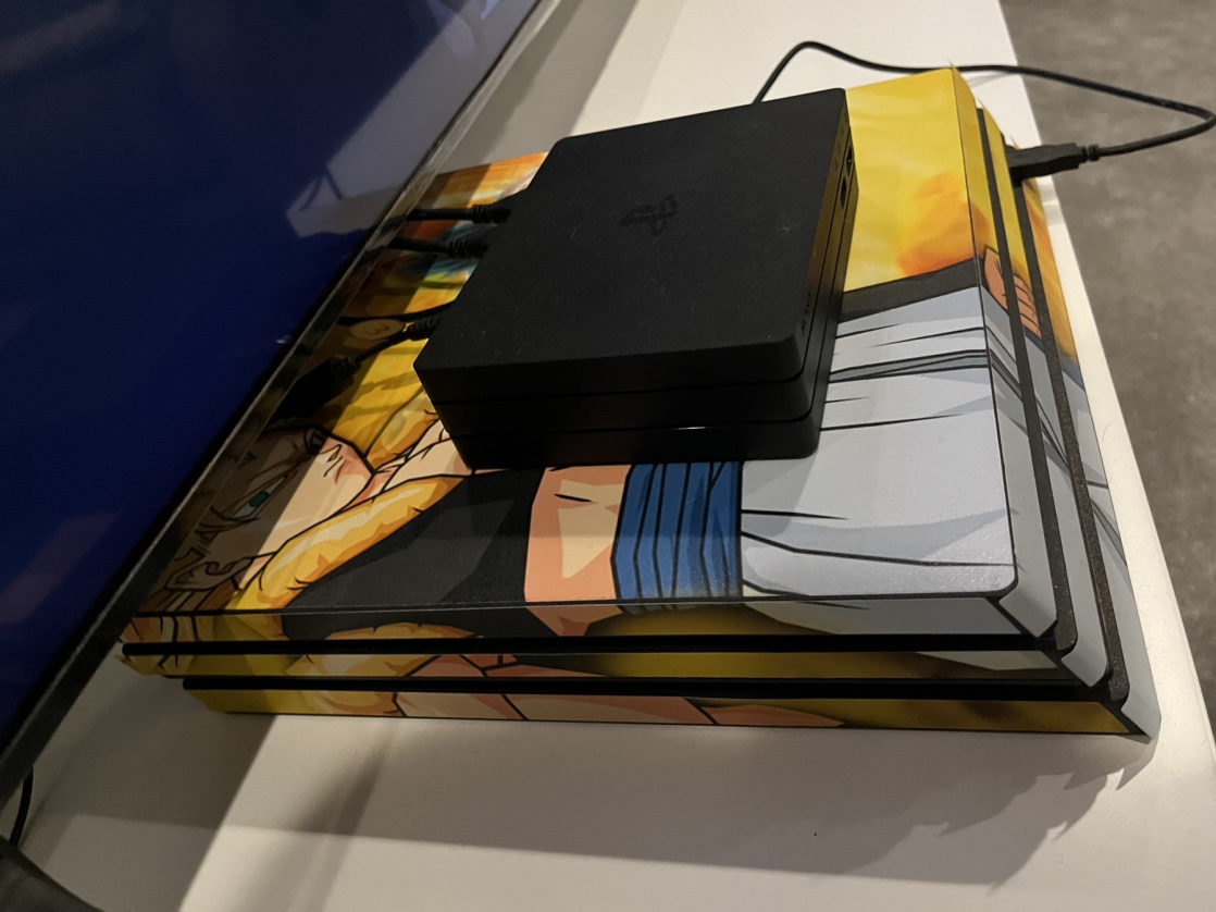 PS4 Pro 2TB with PS VR HEADSET INCLUDED(200$ value) image indicator(2)