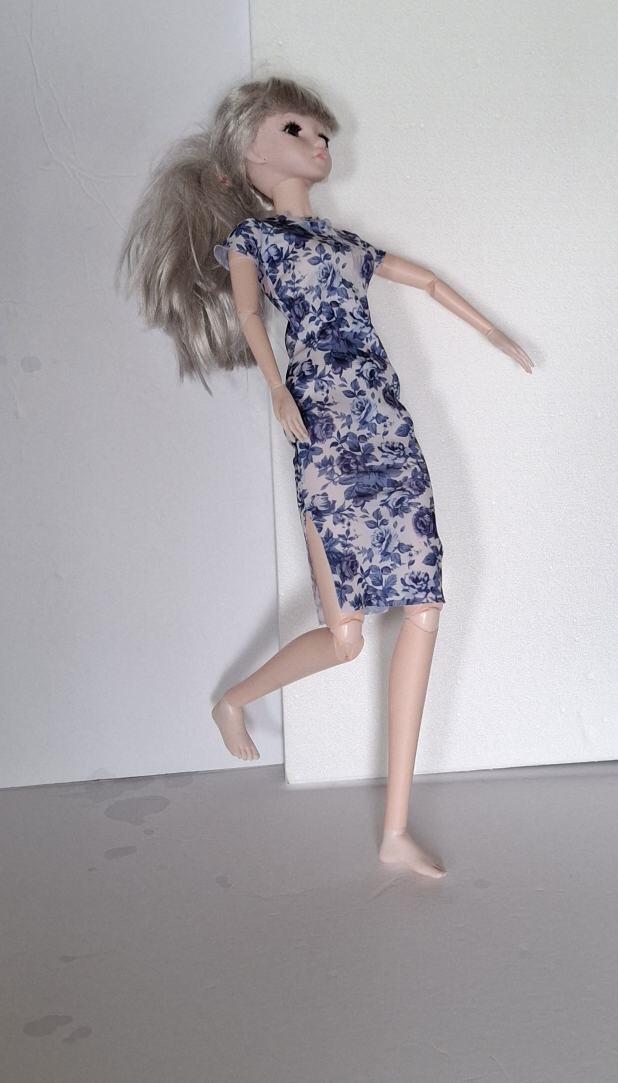 2 Tall 27" moving arms Barbie Dolls image indicator(3)