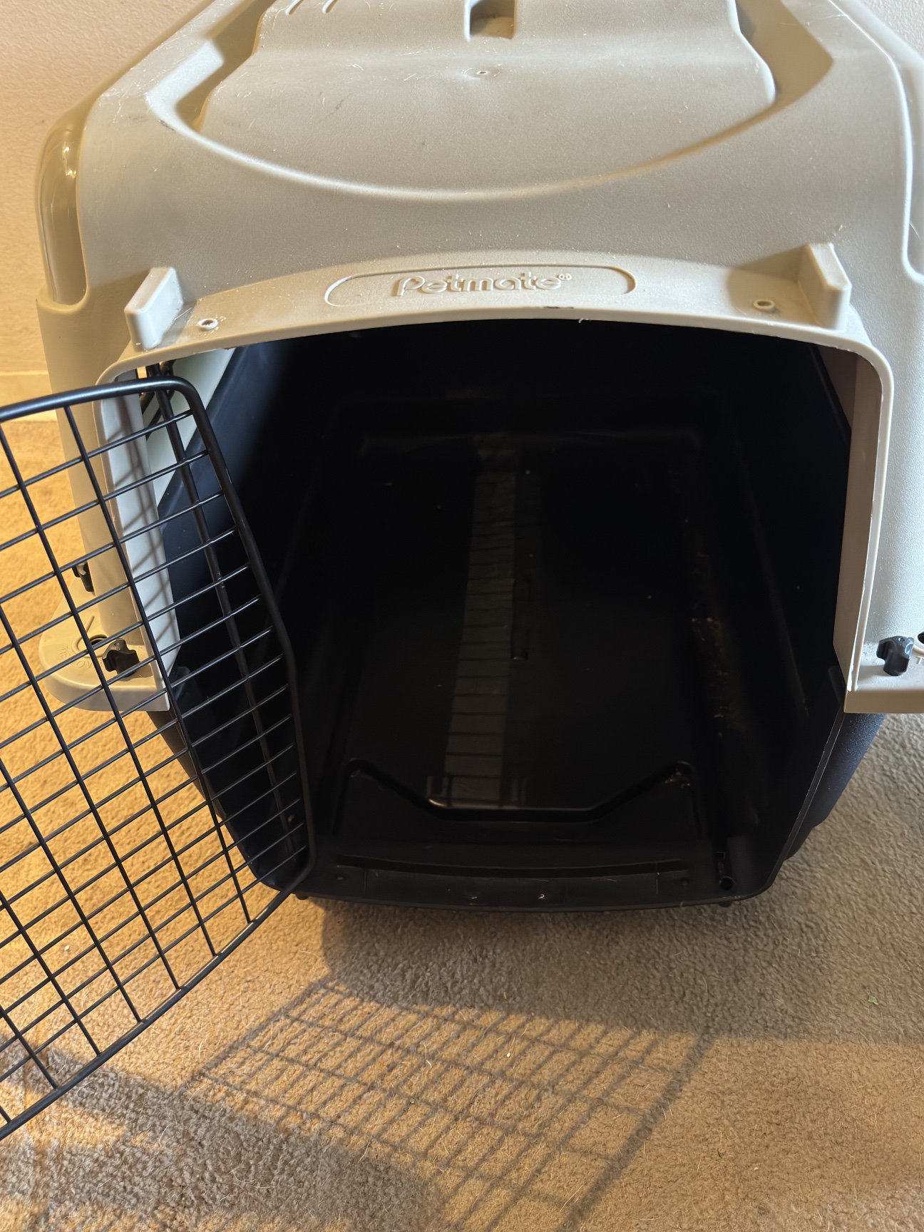 Petmate dog carrier (Medium - up to 30 pounds) VERY CLEAN - photo 3