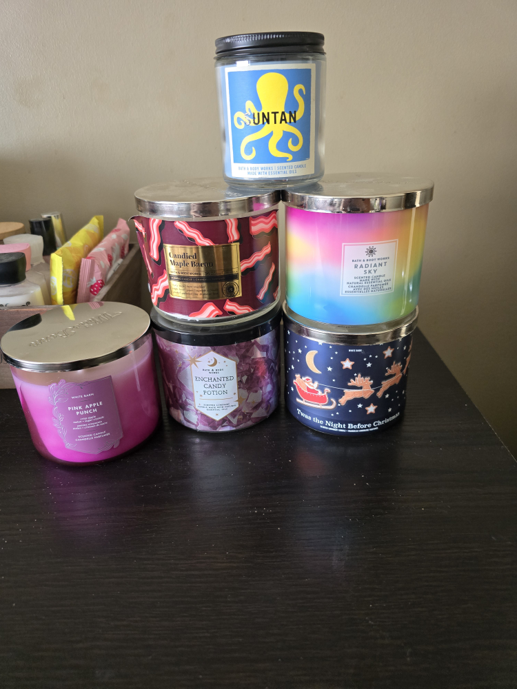 6 Bath & Body Works Candles thumbnail