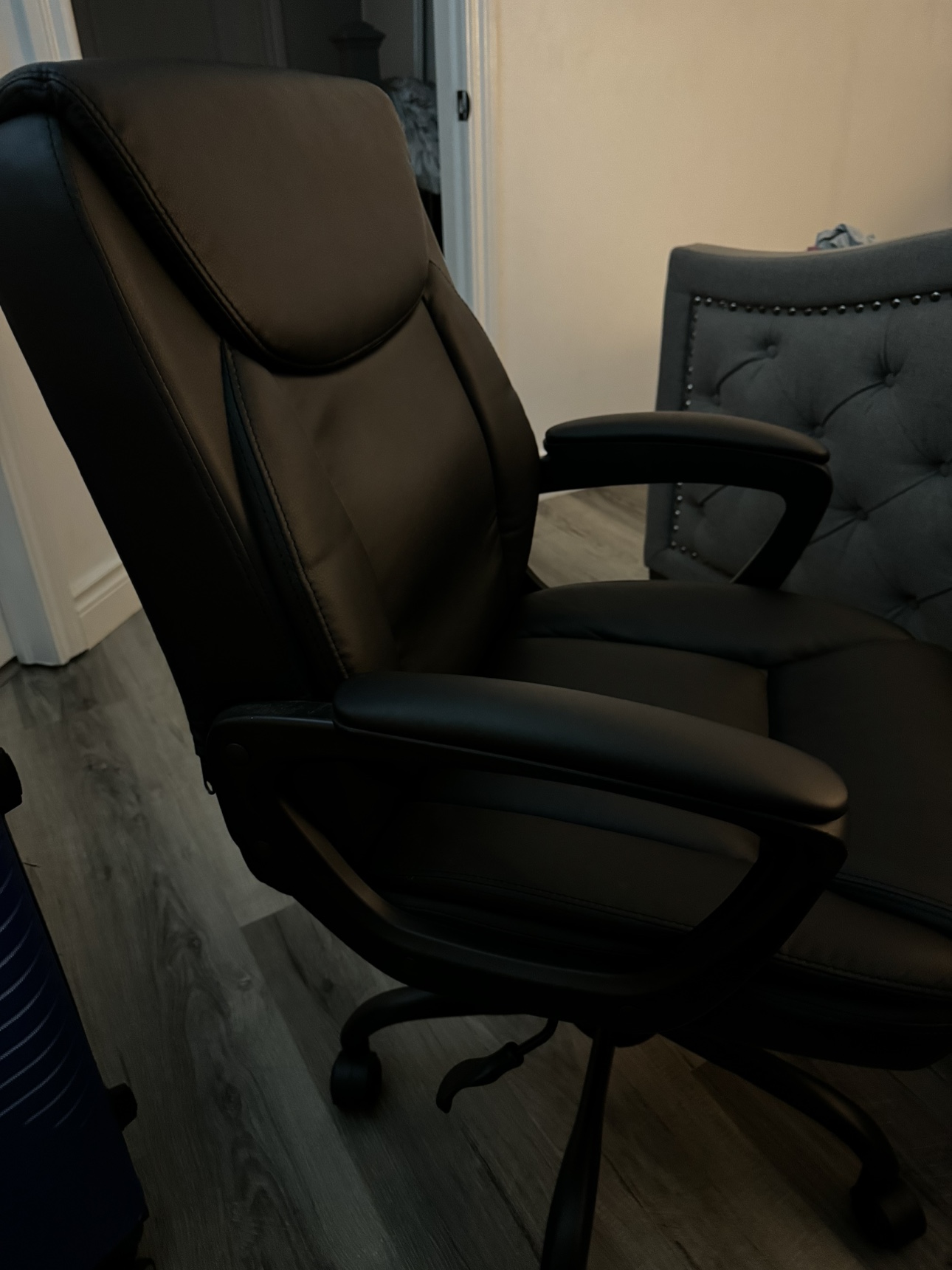 Black Office Chair - Amazon basics - photo 2