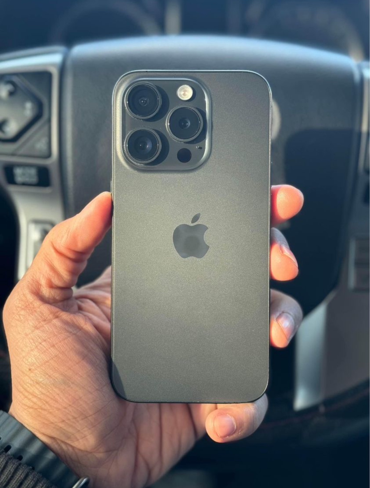 iPhone 15 Pro - Black Titanium thumbnail