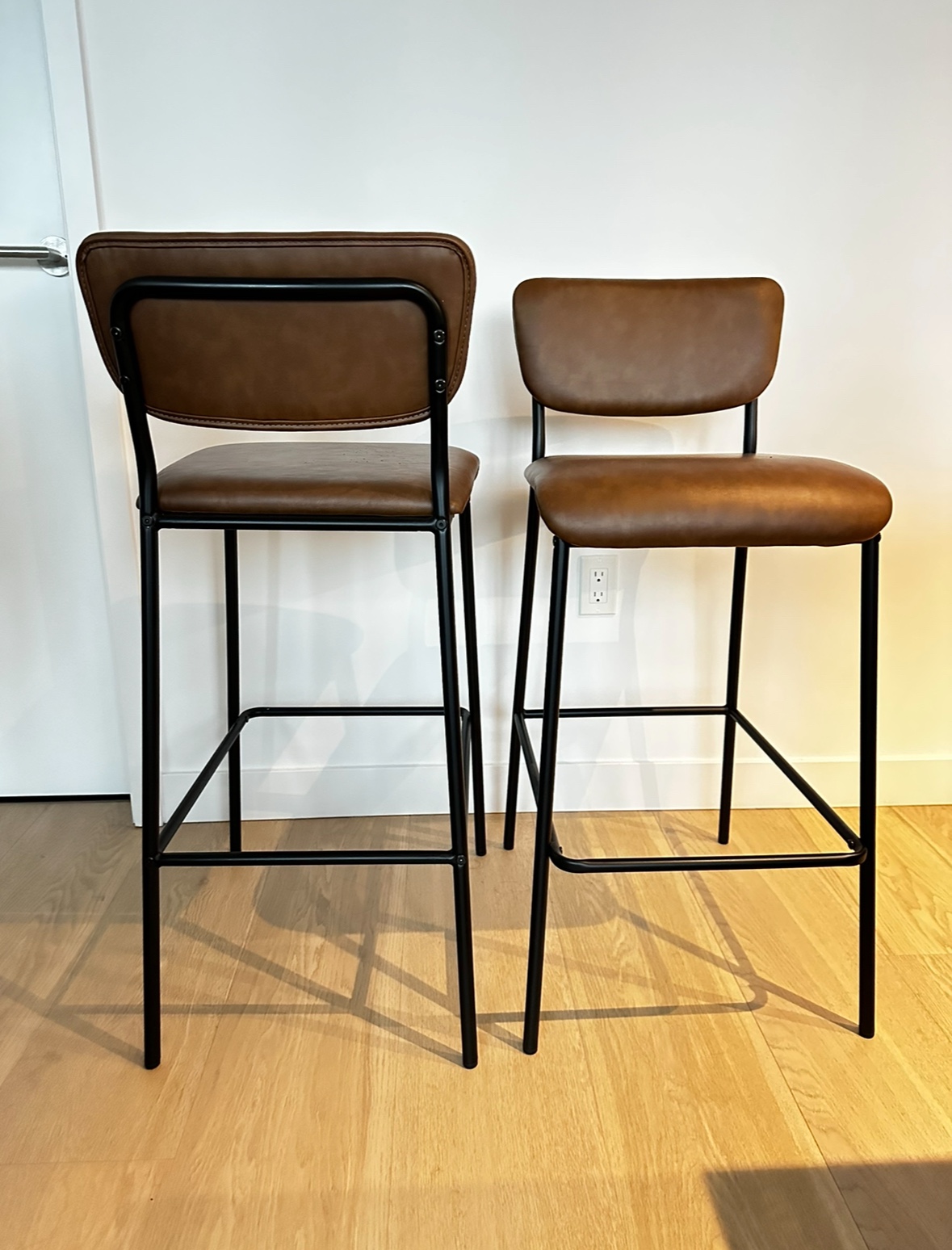 4 Bar Stools with Black Metal Legs - photo 2