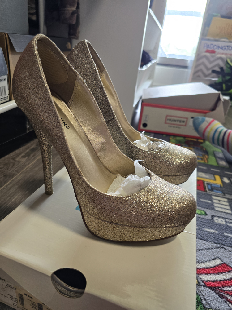 Gold Glitter Platform Heels image indicator(2)