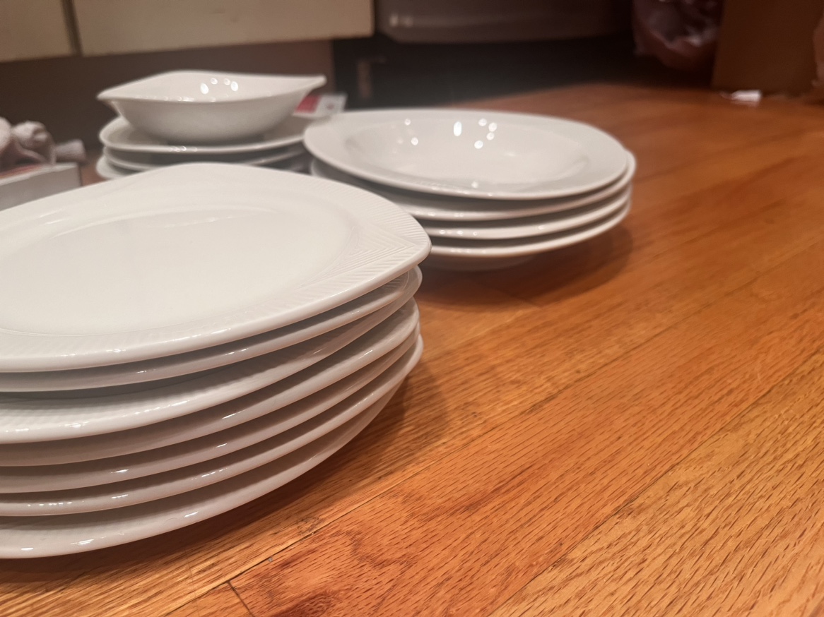 53 piece Oneida dinner set image indicator(3)