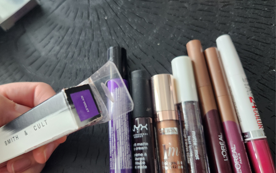 Assortment of lipgloss image indicator(2)