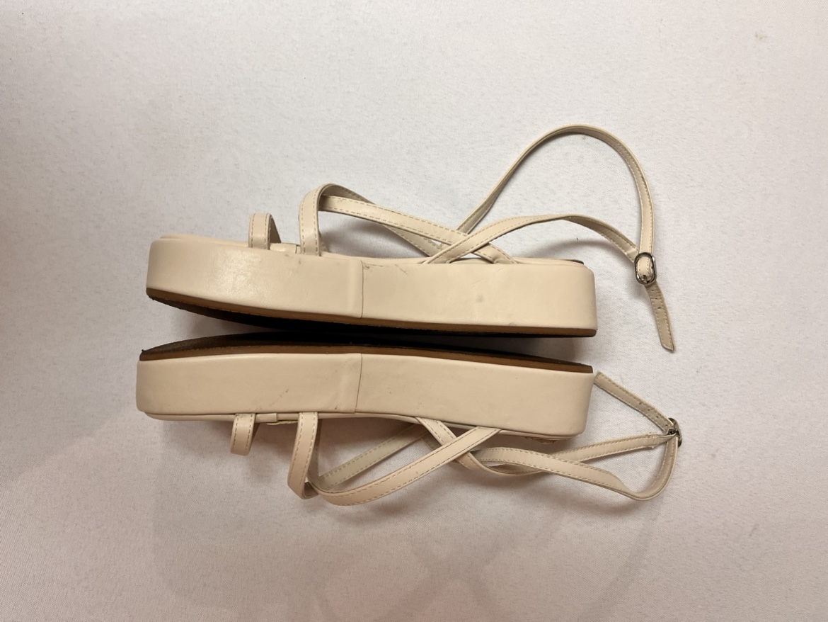 7 or 7.5 Steve Madden cream sandals - very good Condition image indicator(3)