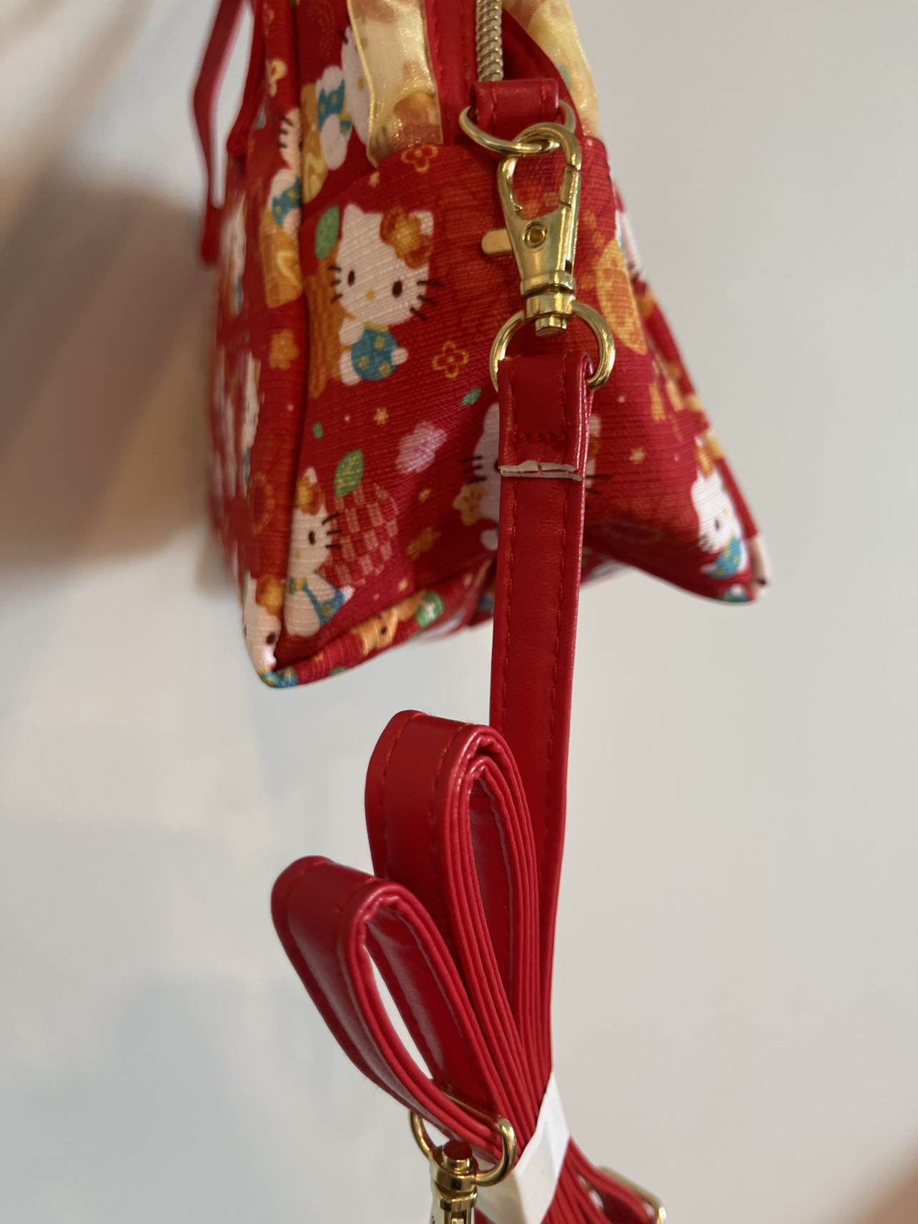 Brand New Hello Kitty Handbag with strap image indicator(5)