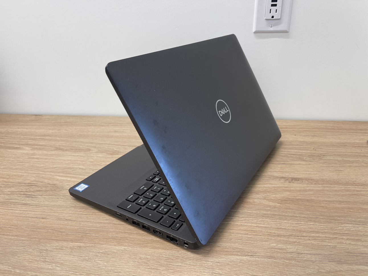 Dell Latitude 5500 Laptop image indicator(6)