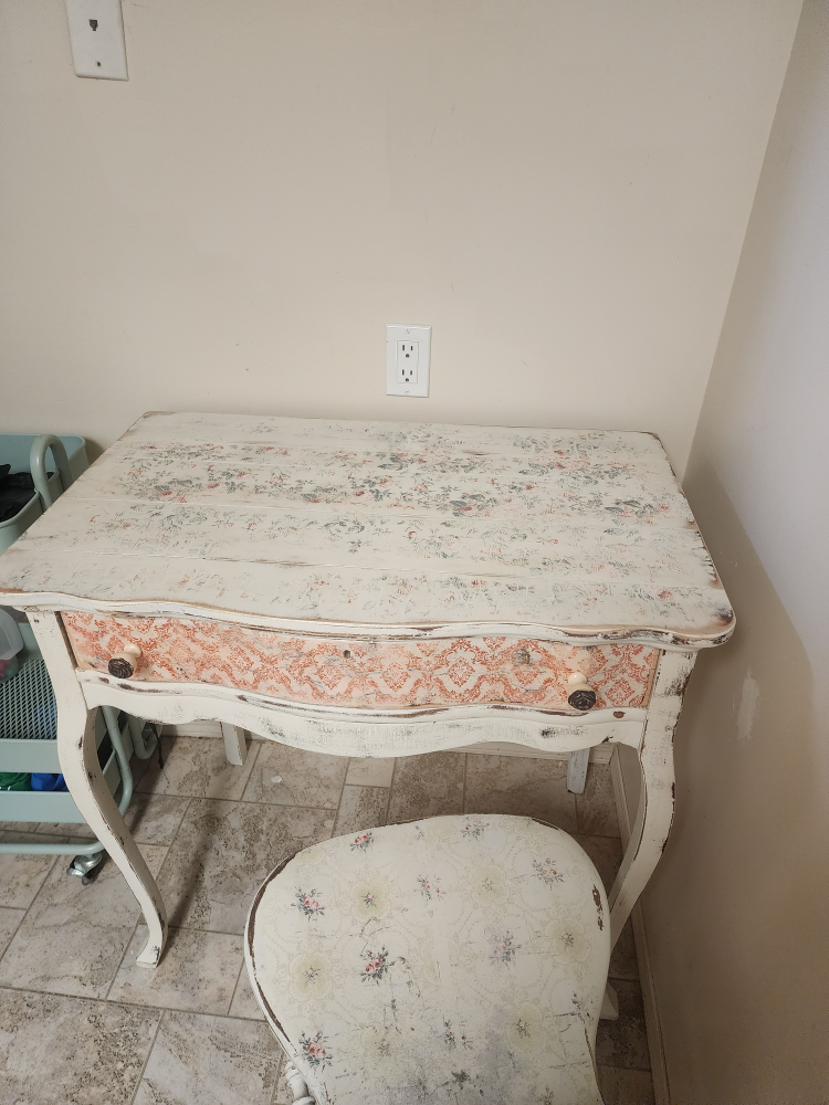 desk and chair - photo 3