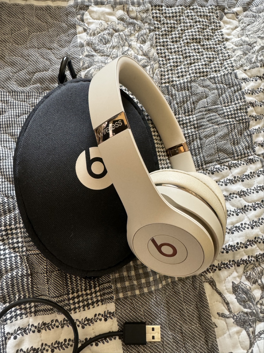 Beats Solo3 Wireless Headphones image indicator(2)