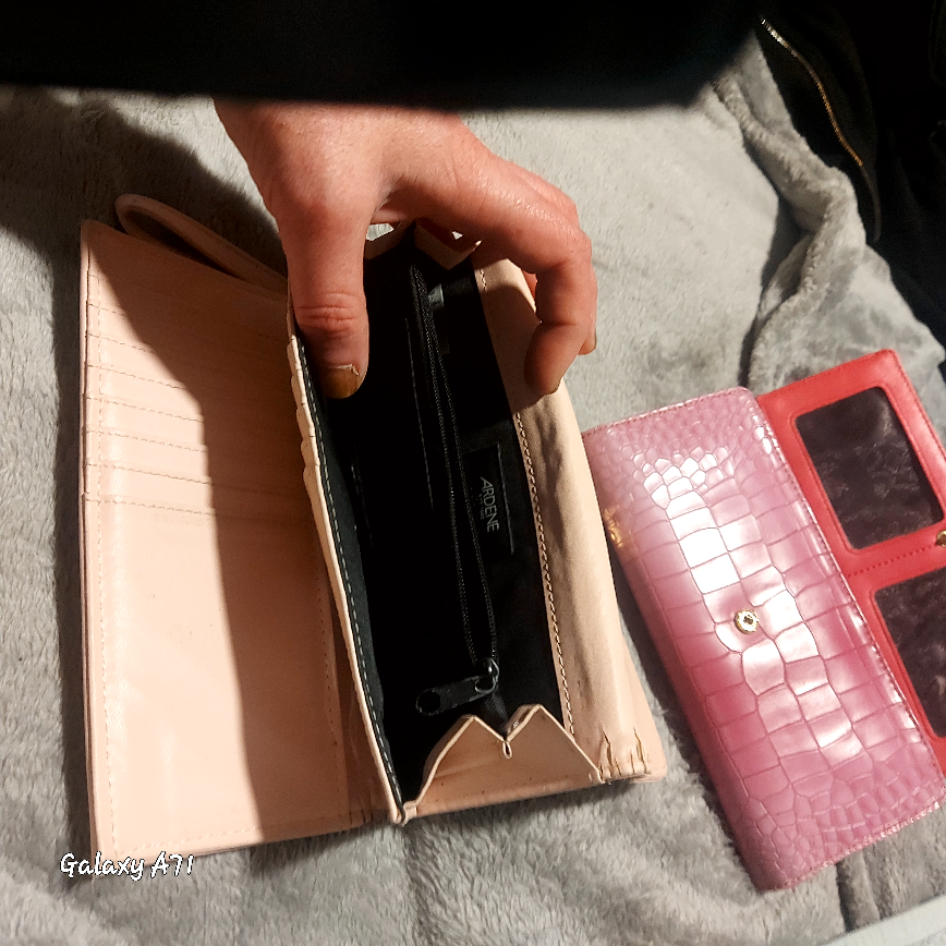 WALLETS image indicator(3)