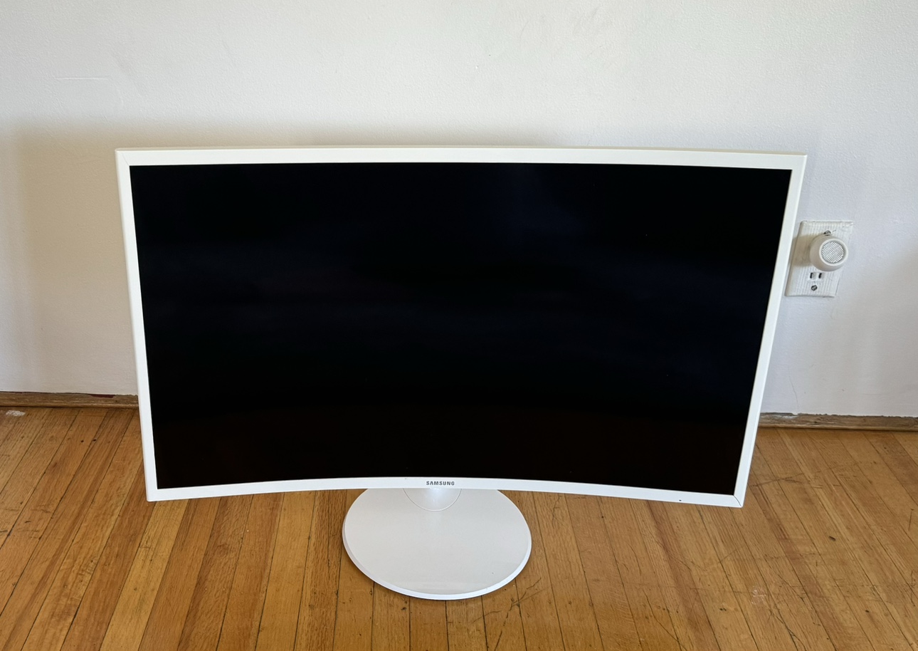 32" Essential Curved Monitor