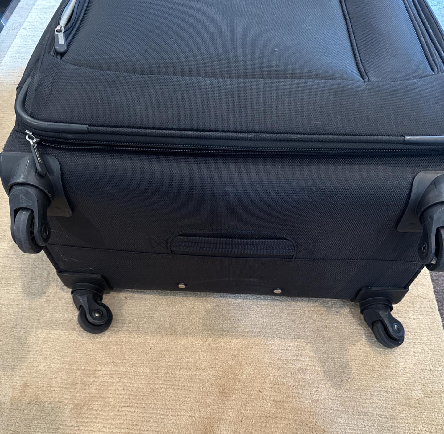 Extra large Samsonite suitcases - $30 each image indicator(4)