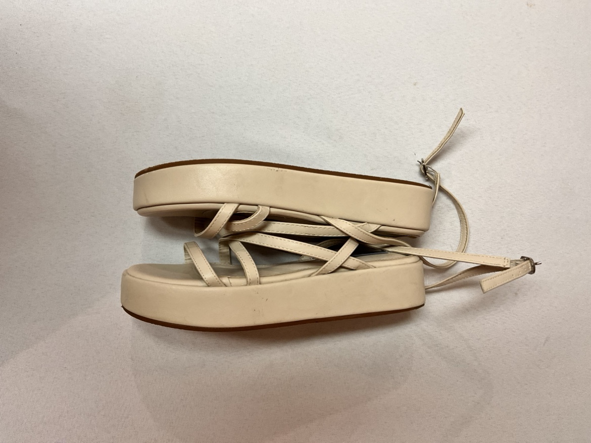 7 or 7.5 Steve Madden cream sandals - very good Condition image indicator(4)