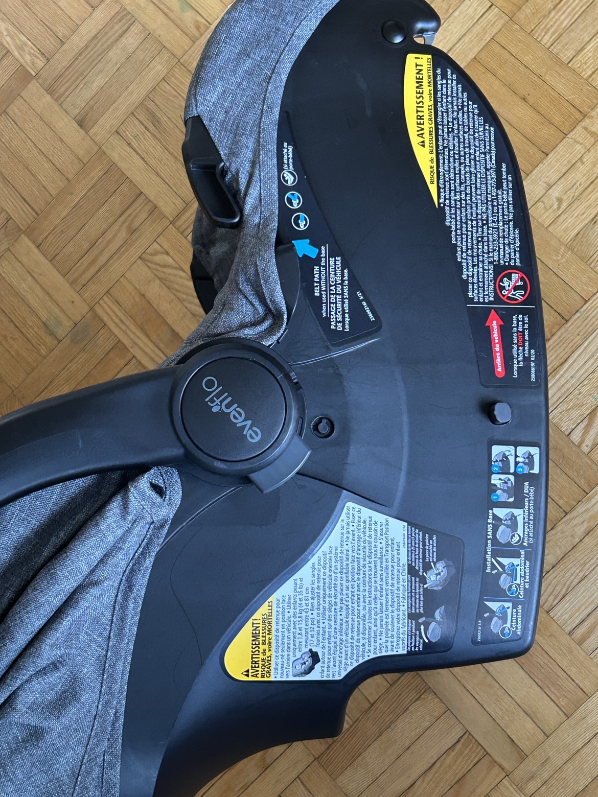 Evenflo Baby car seat with base (like new) - photo 4