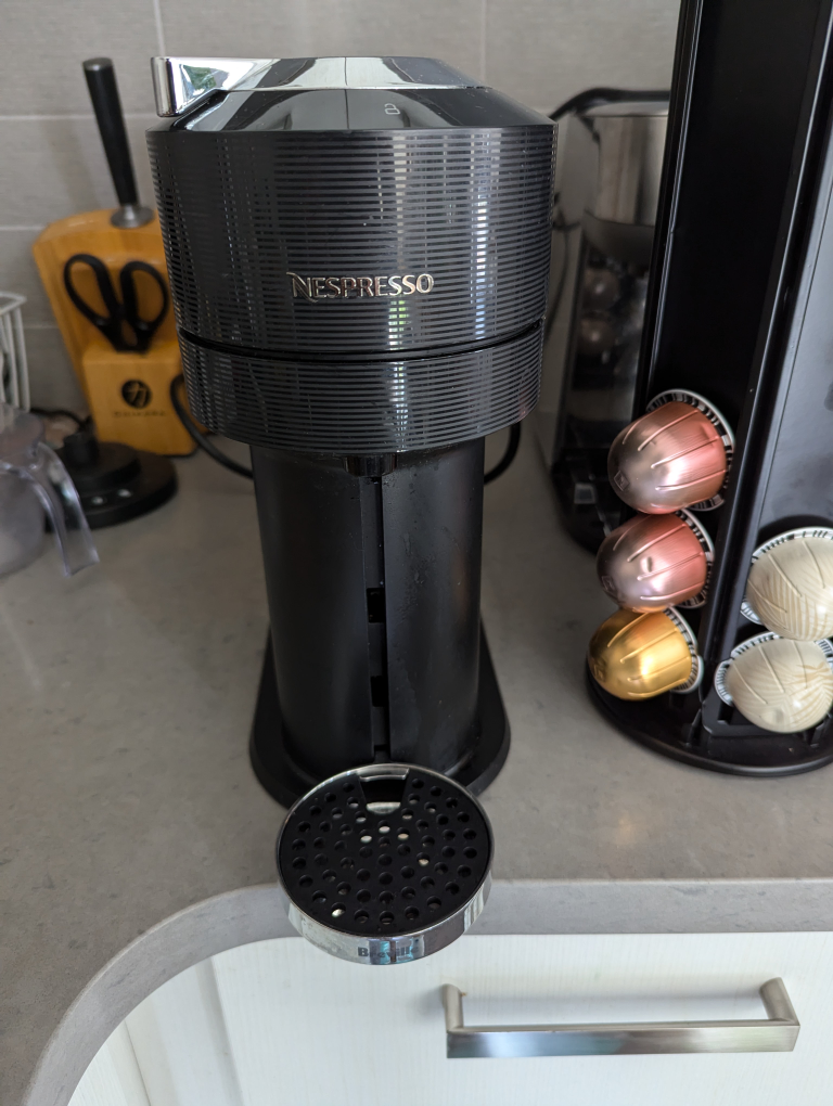 Nespresso Vertuo Next + Pod Holder + 30 Pods - photo 3