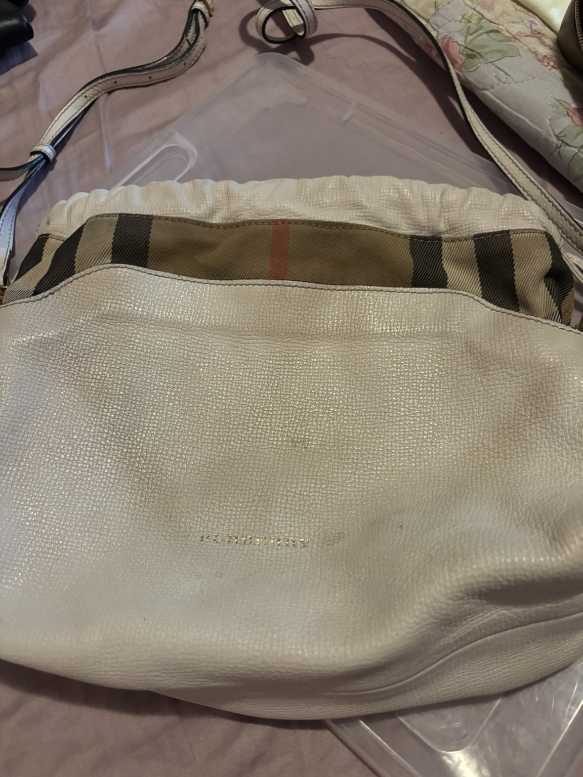 Burberry Bag image indicator(2)