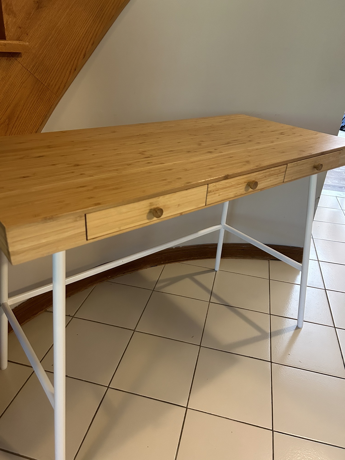 Desk - photo 2
