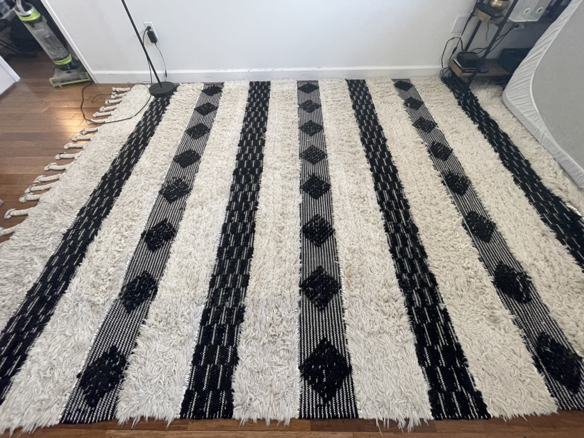 Black and white rug 8.5 x 12 feet