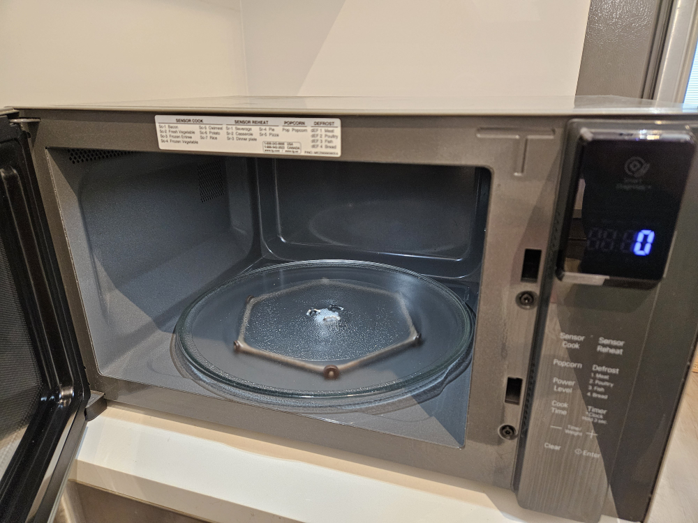LG Microwave - photo 2