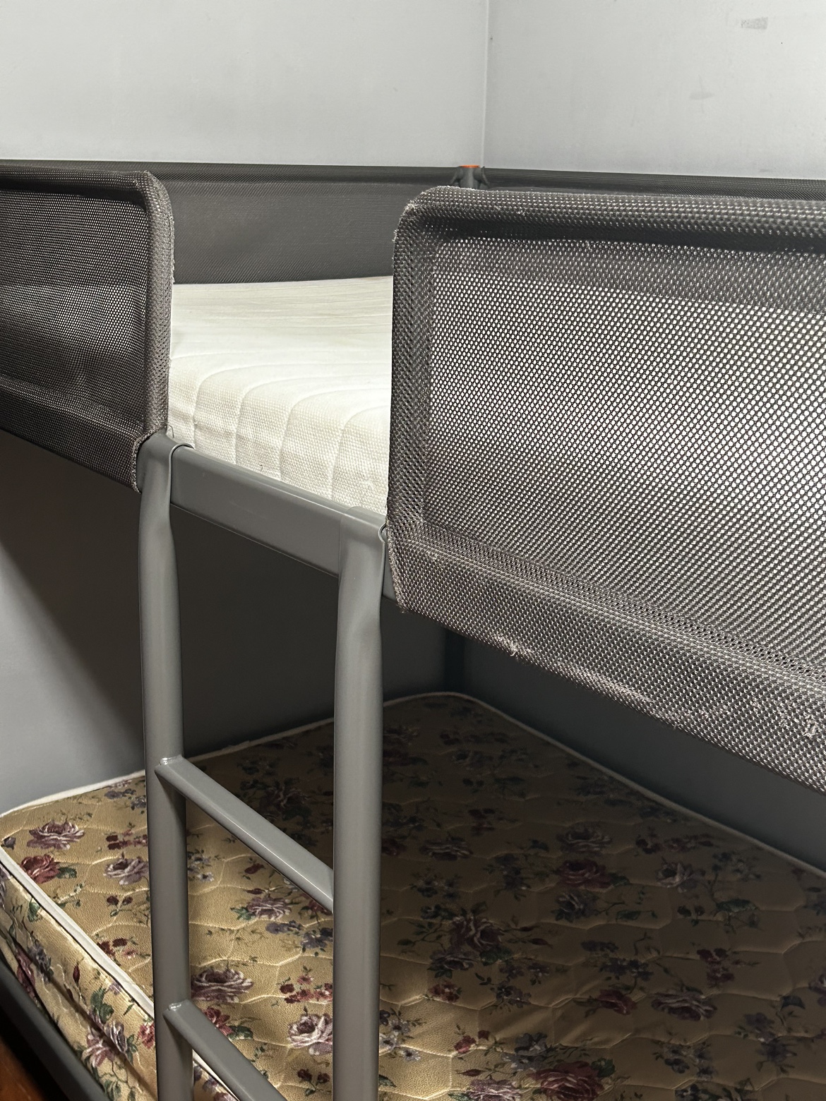 Bunk bed frame with free mattress - photo 3