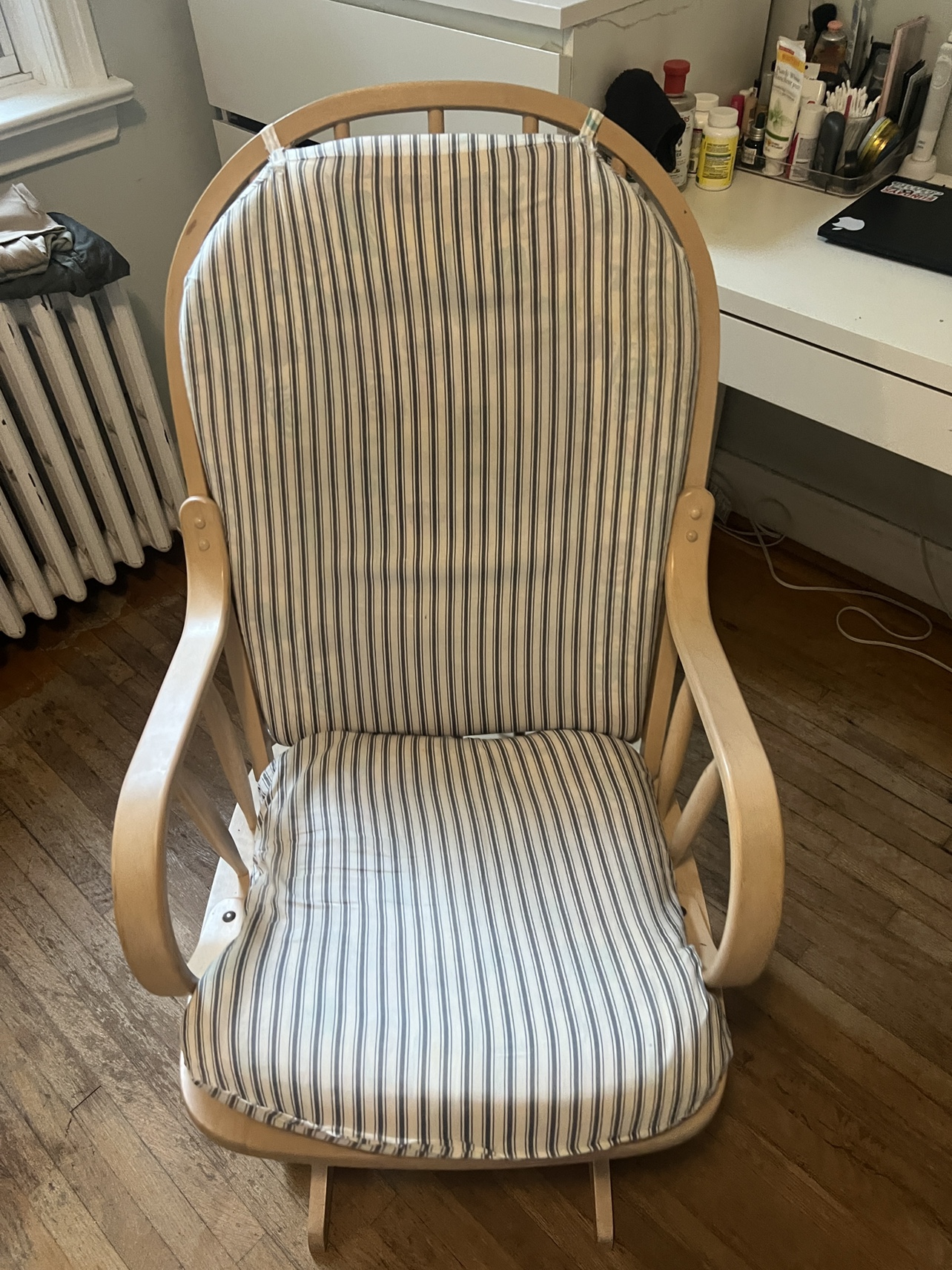 Dual tier rocky chair