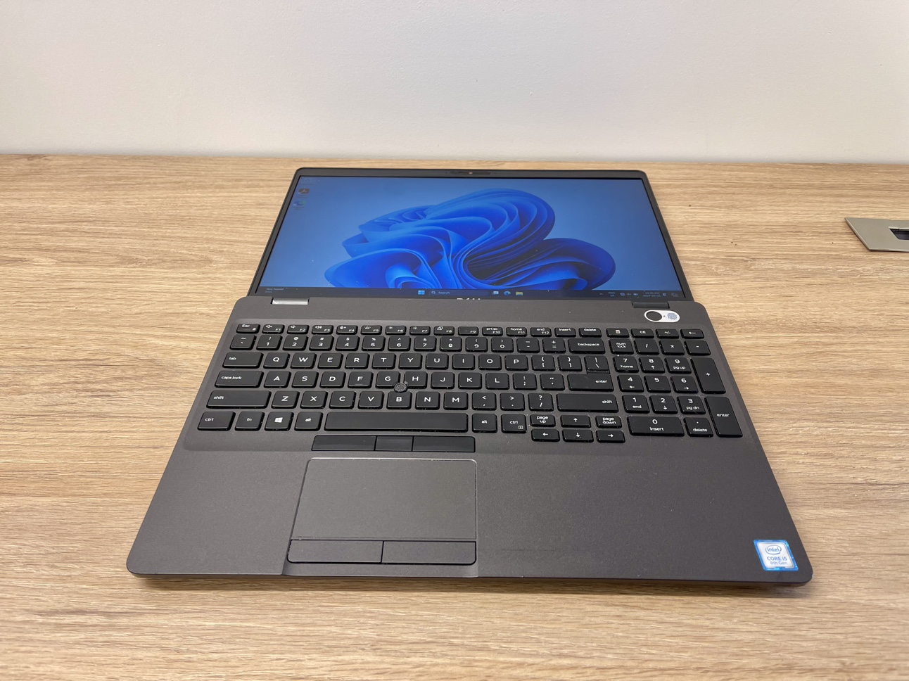 Dell Latitude 5500 Laptop image indicator(7)