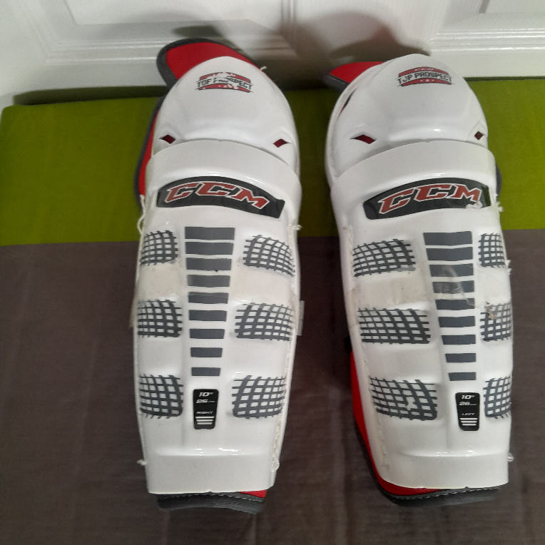CCM Hockey Shin Guard image indicator(2)
