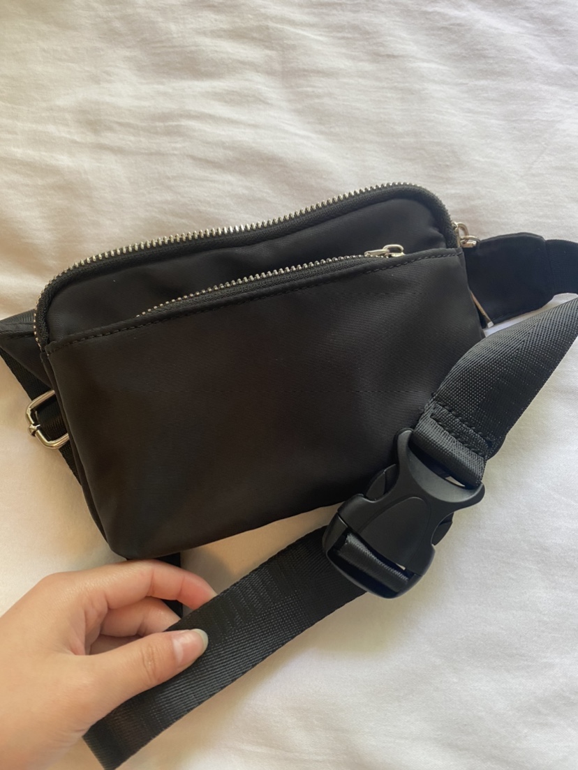 Black Fanny Pack with multiple pockets image indicator(2)