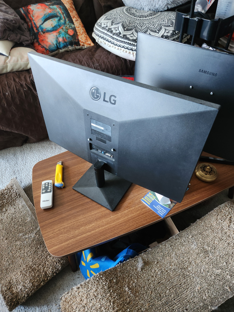LG and Samsung Monitors - photo 3
