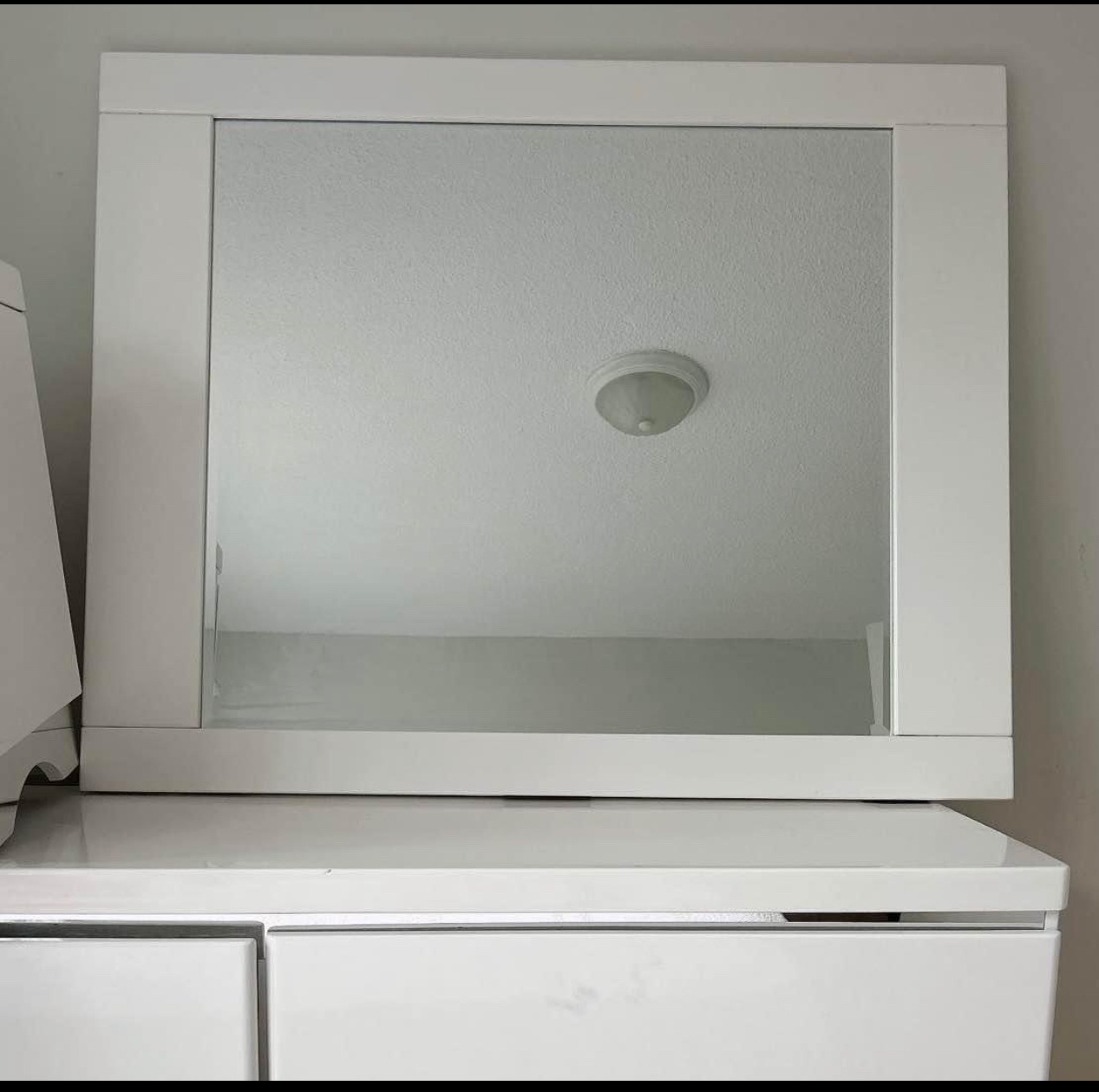 Bed queen size with dresser drawer and mirror image indicator(3)