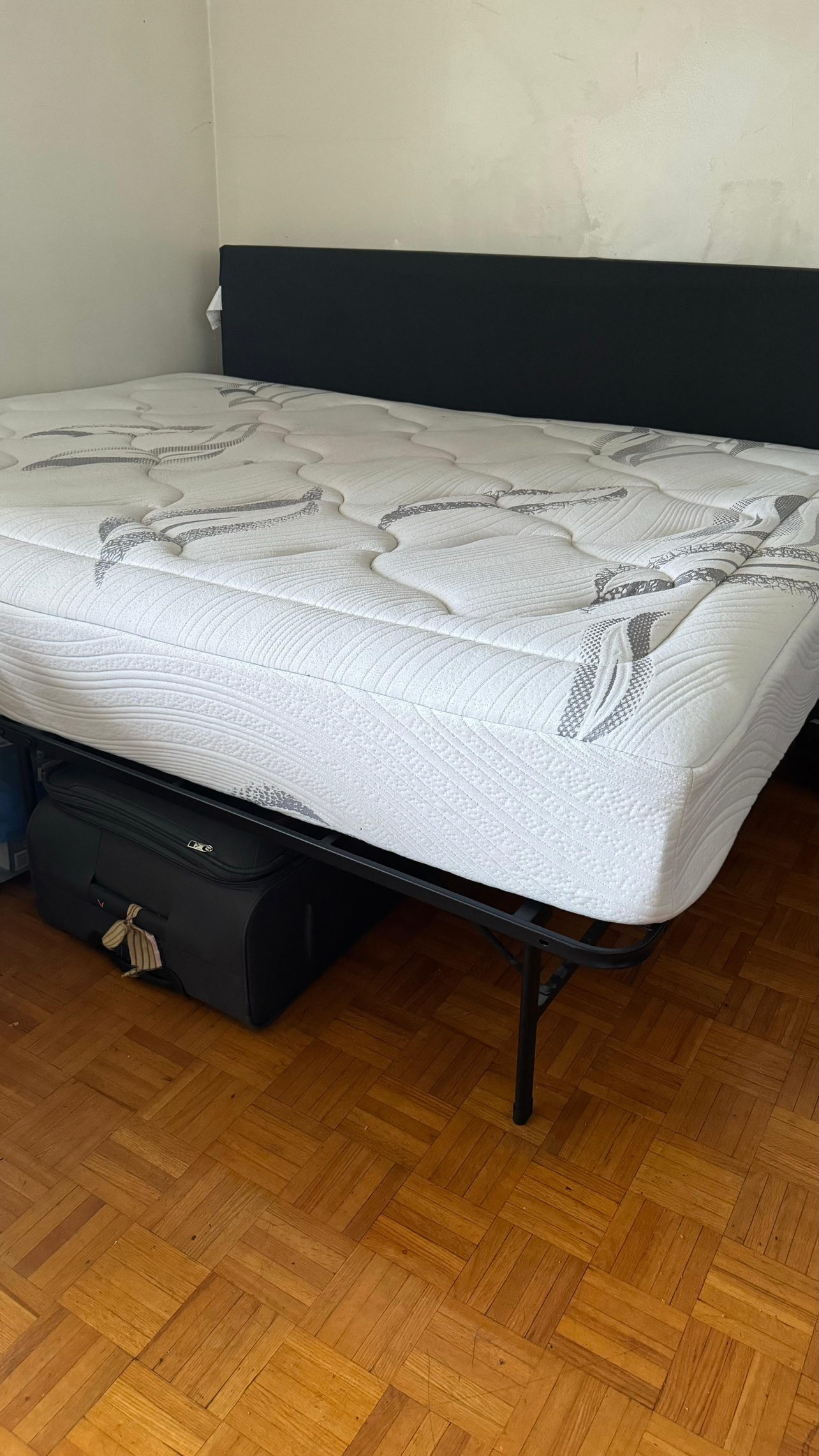 Zinus 12inch memory foam queen size Mattress - photo 3