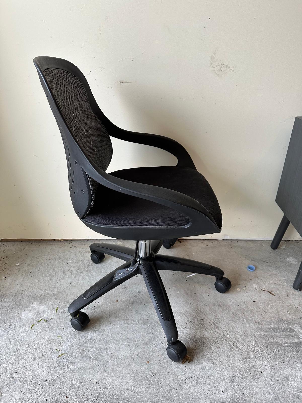 Black Mesh Office Chair - photo 2