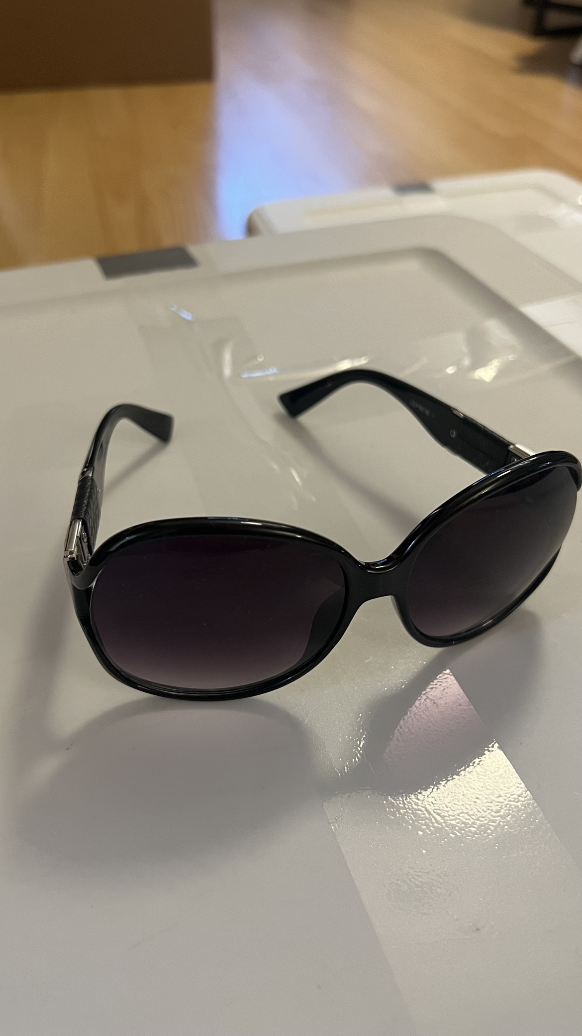 Women's sunglasses thumbnail