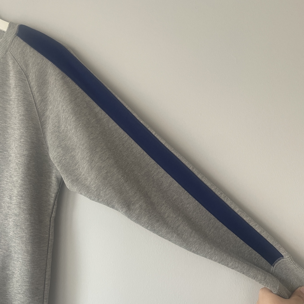 Uniqlo Grey Crewneck Sweatshirt Size Small image indicator(4)