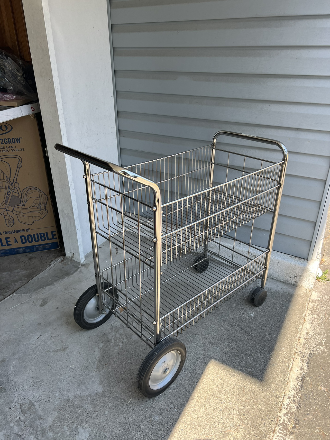 Large wire shopping Cart. - photo 5