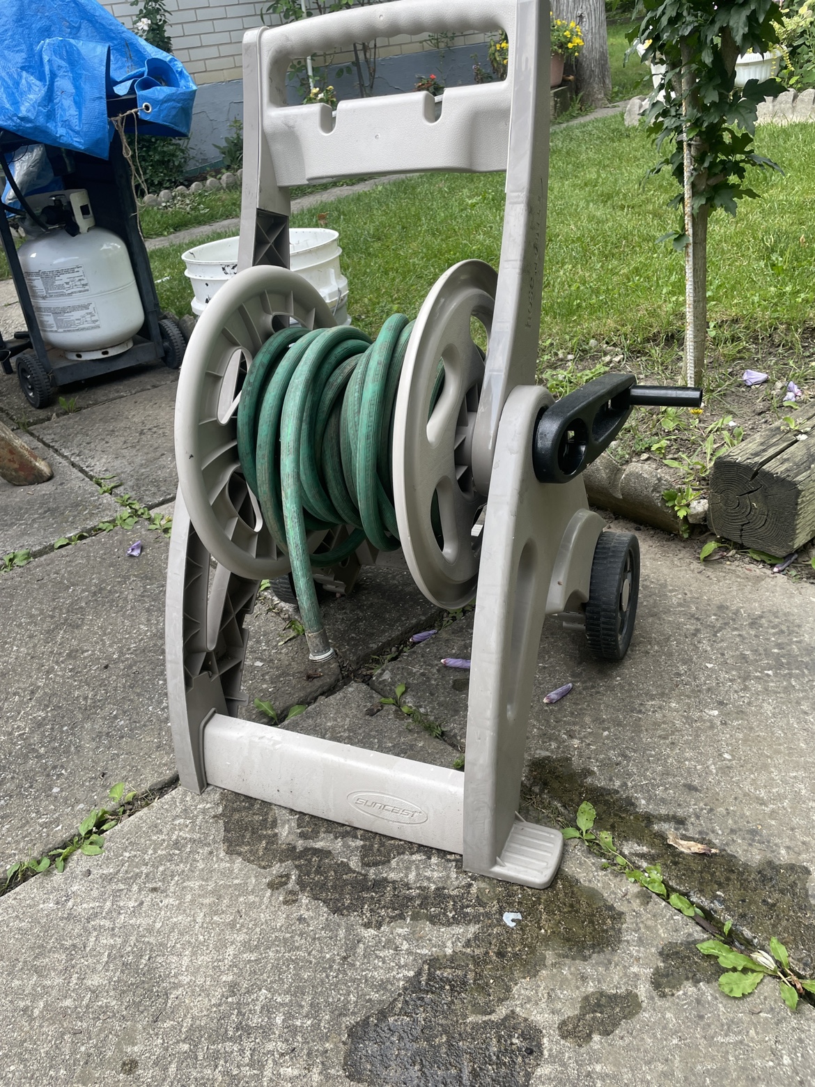 Garden hose holder with hose thumbnail
