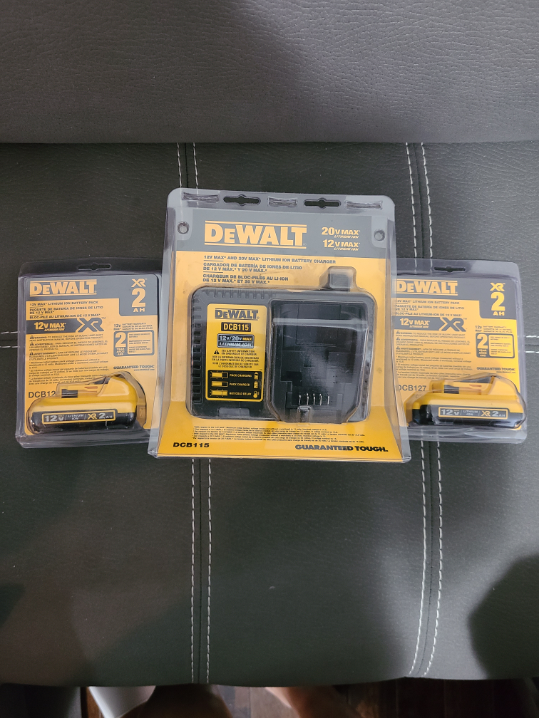 Dewalt 12V and 20V MAX Lithium Ion Battery Charger & 2 batteries thumbnail
