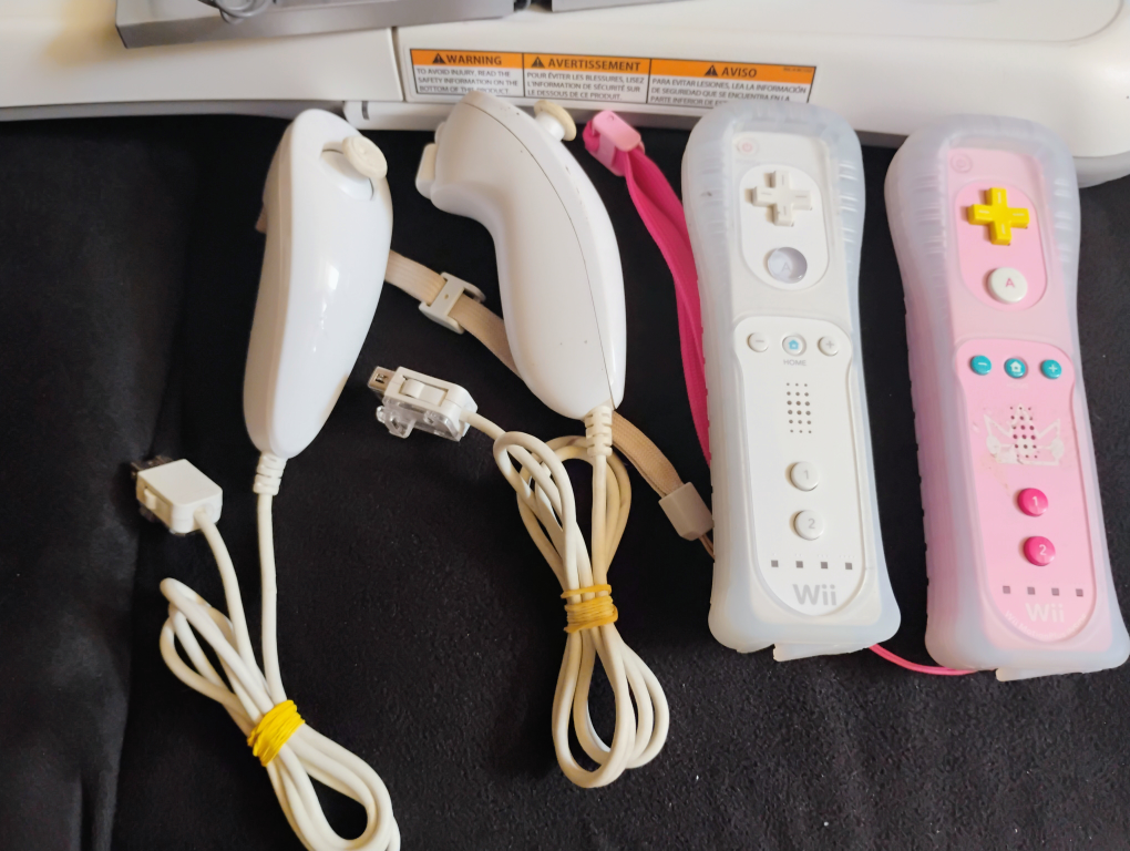 Nintendo Wii Console Bundle image indicator(5)