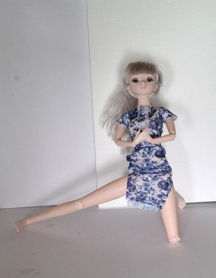 2 Tall 27" moving arms Barbie Dolls image indicator(4)