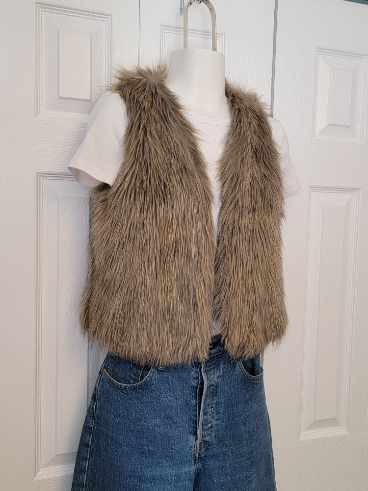 OLD NAVY Girls faux fur vest. image indicator(3)