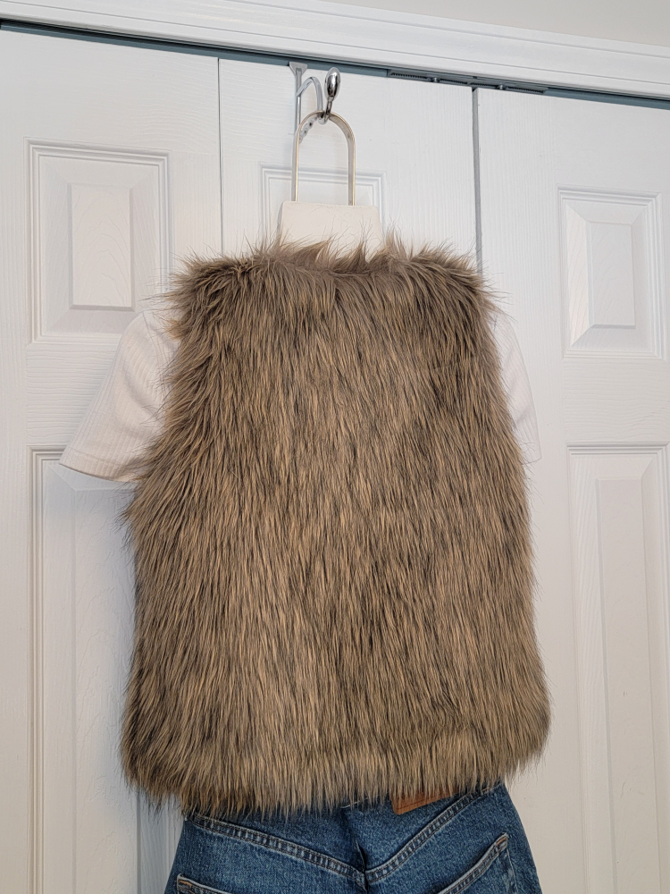 OLD NAVY Girls faux fur vest. image indicator(5)