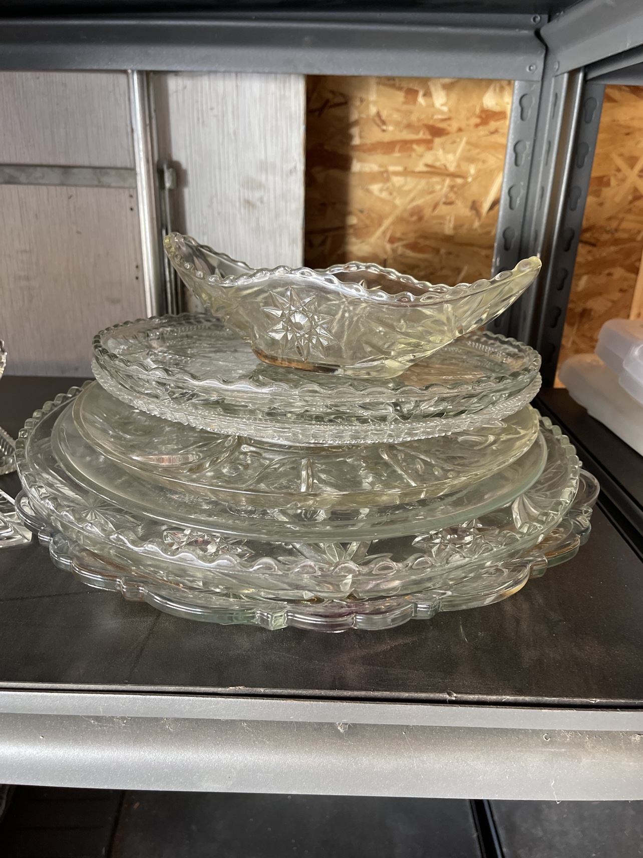 Assortment of crystal bowls, platters. - photo 3