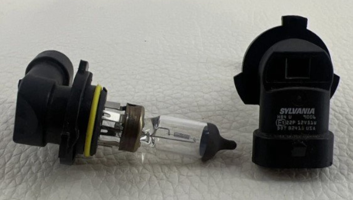 2 Sylvania Low Beam 9006 HB4 U 12V 51W Headlight Bulbs