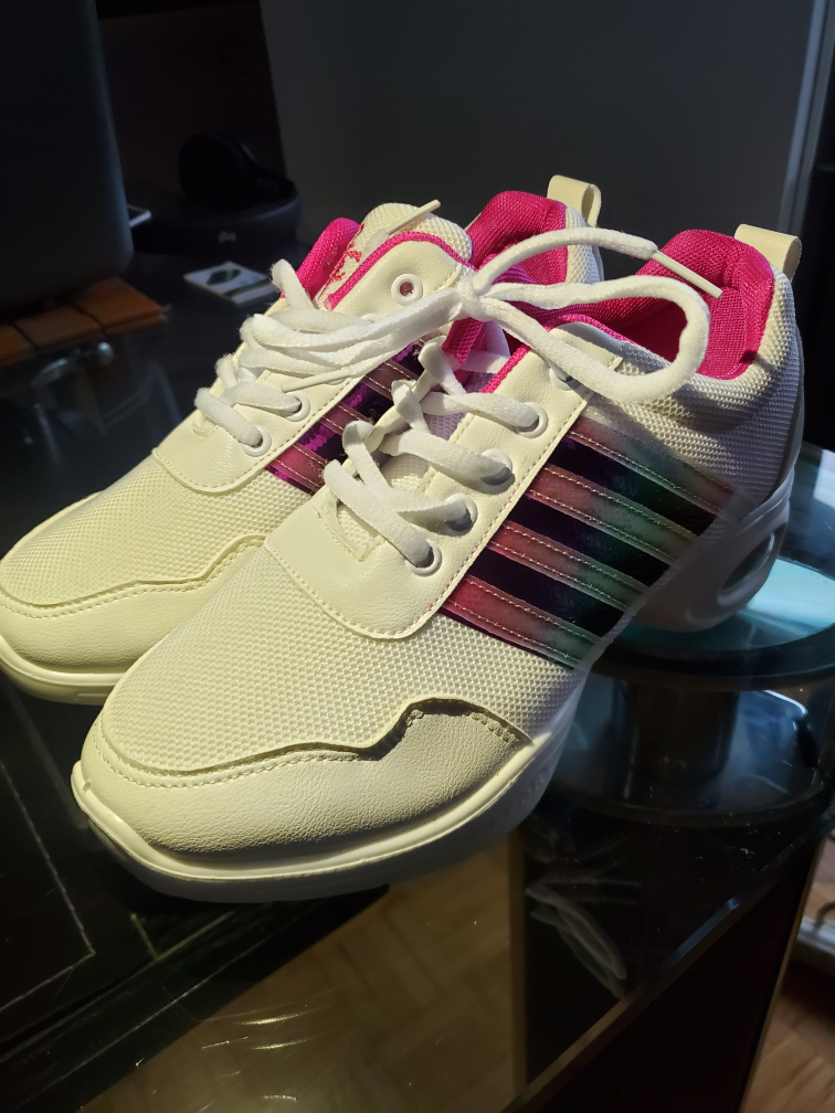 New Modern sneakers - Size 8.5 image indicator(5)