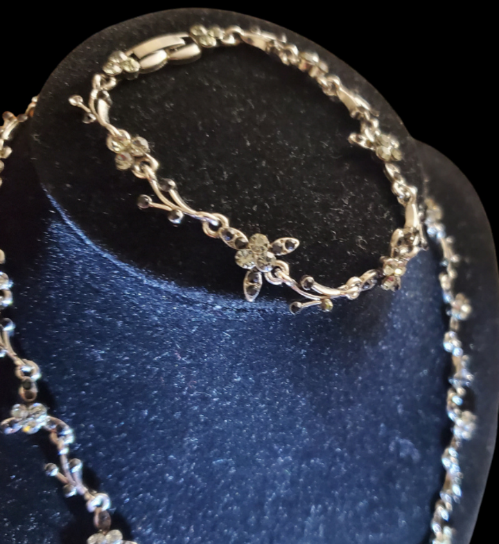 Vtg. Silver Flower Necklace & Bracelet Set image indicator(2)