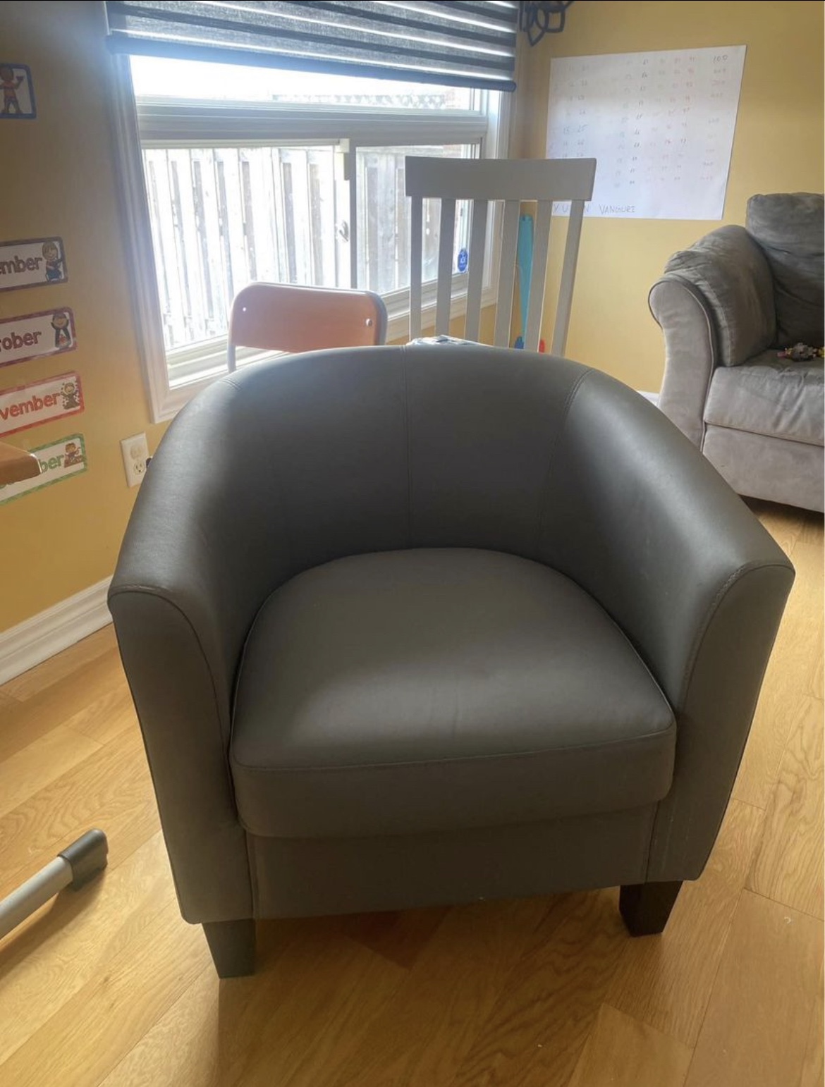 Love seat(Leon’s) Grab the mint conditioned love seat