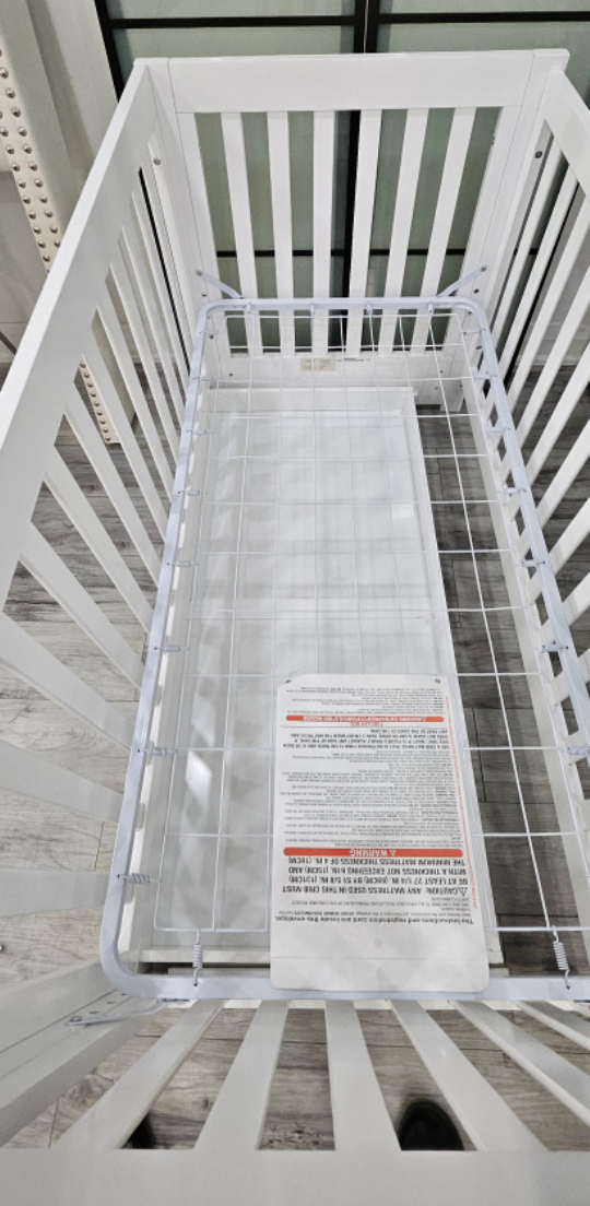 White Crib with Storage Drawer image indicator(6)