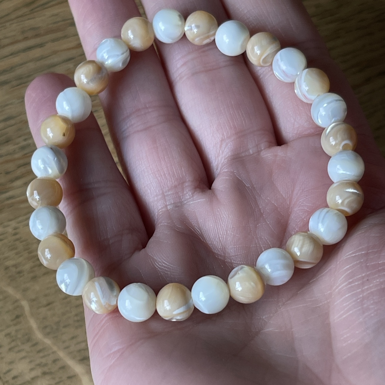 Two tone natural Trochus Shell bracelet image indicator(2)